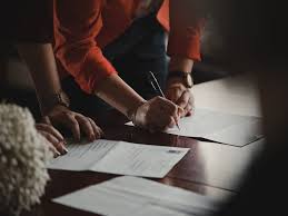 Можно ли продать неприватизированную квартиру с долгами